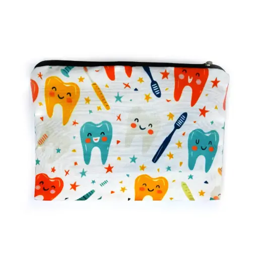 [5000034] CARTUCHERA CON PATRONES DE DIENTES DE TELA C/BLANCO ALTURA 17 – LARGO 21.5CM