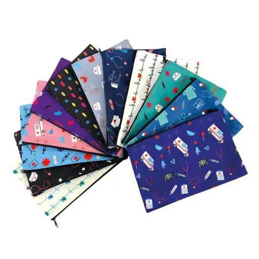 [5000551] CARTUCHERA PROMOCIONAL CON PATRONES DIFERENTES ALTURA 17 CM - LARGO 21.5CM 